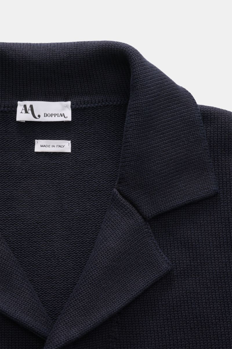 Close-up front top view of the navy Doppiaa Cardigan 'Aalviero' showing knit standing collar and label. Timeless elegance for the transitional season: The 'Aalviero' cardigan by DOPPIAA combines the features of a smart-casual jacket with the comfort of a 