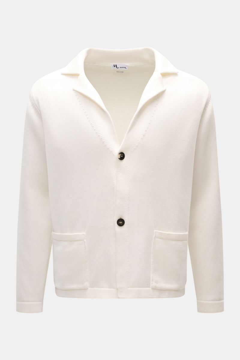 Front view of Doppiaa Cardigan 'Aalviero' off-white in medium-fine cotton knit with two-button placket, standing collar, breast and hip patch pockets.

Timeless elegance for the transitional season: The 'Aalviero' cardigan by DOPPIAA combines the featu