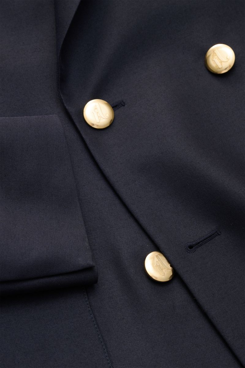 Nahaufnahme des Doppiaa Sakkos 'Aanversa' navy aus Wolle-Seide mit goldfarbenen Knöpfen, Slim Fit und zweireihigem Design.