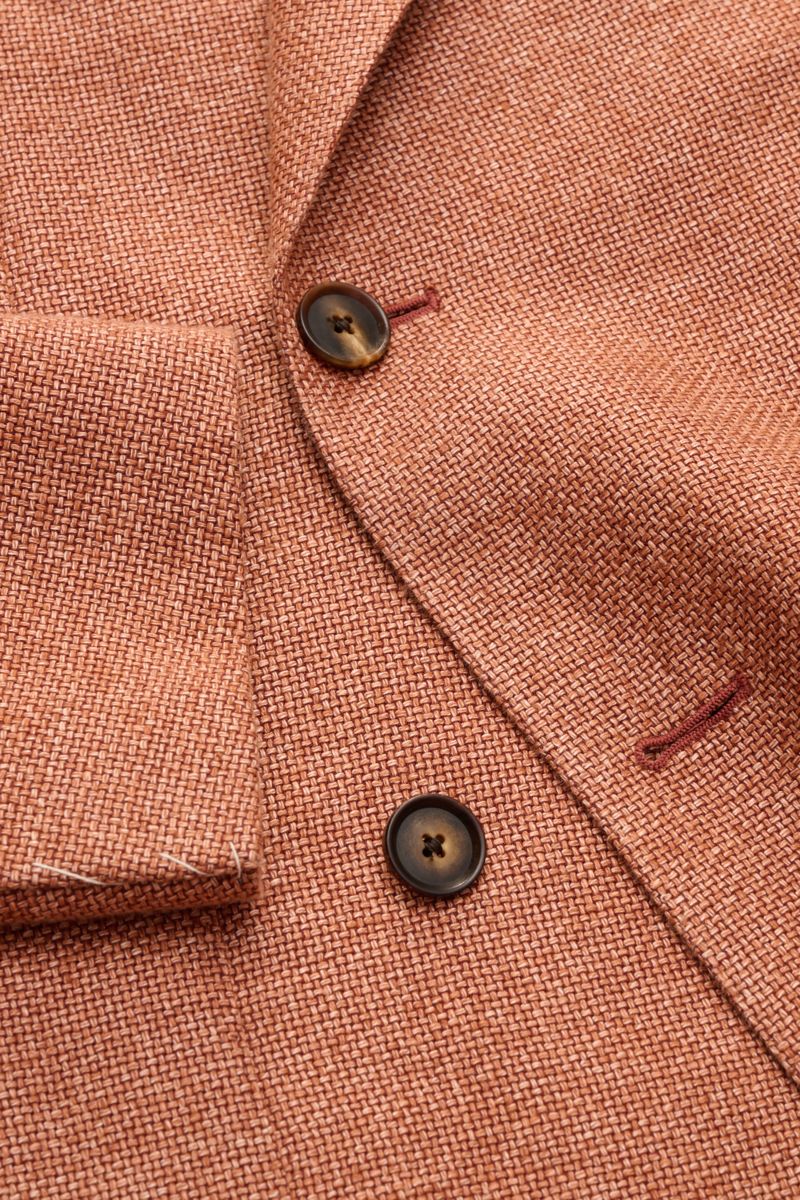 Caruso Sakko 'Aida' rostbraun meliert im rustikalen italienischen Stil, zweireihig, Slim Fit, aus Hanf-Wolle mit markanter Webstruktur, Detailaufnahme von oben.