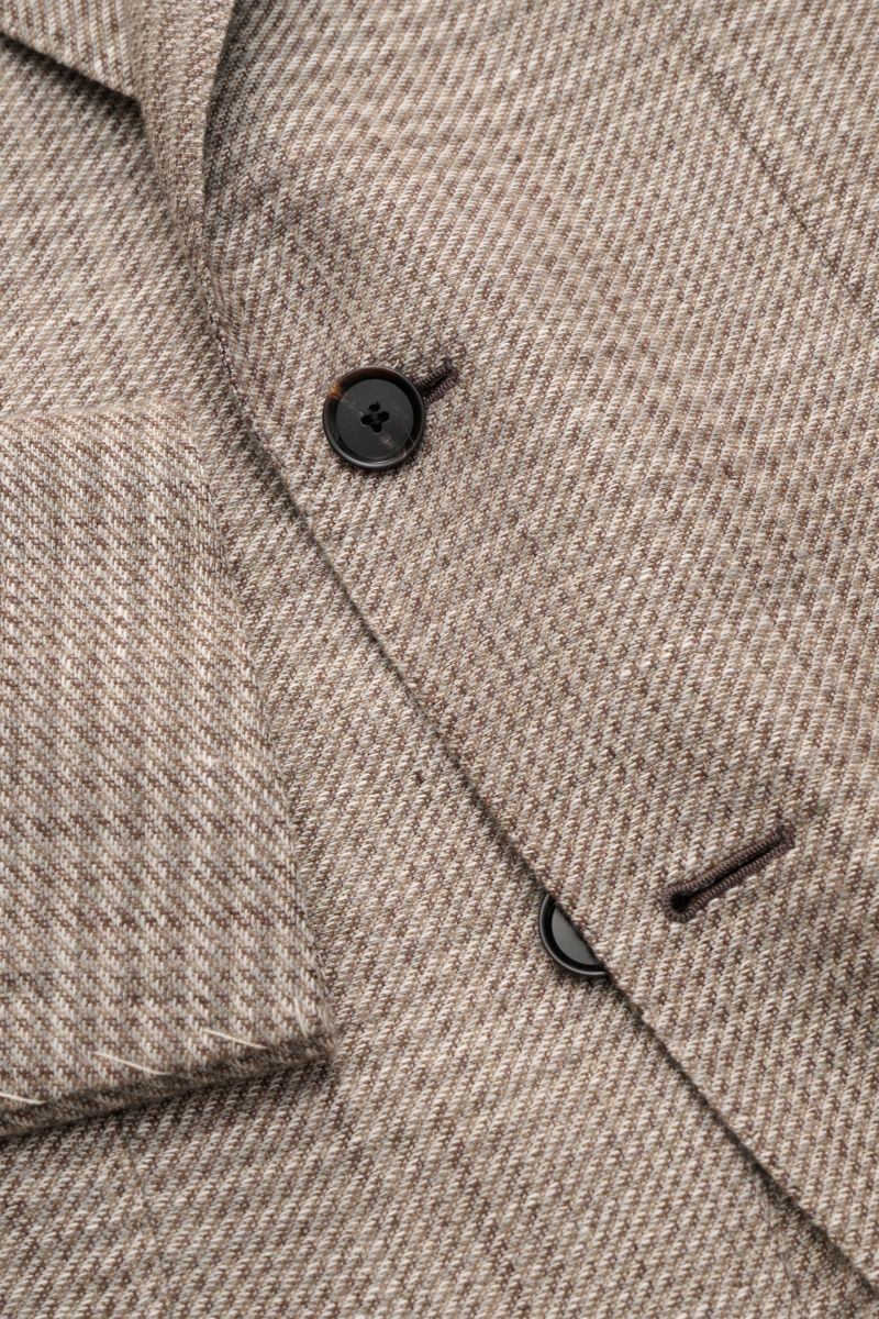 Close-up front view of the taupe/brown checked fabric and buttons of the Caruso Smart-casual jacket 'Aida'. A stylish addition with a classic feel: Made of a lightweight linen-wool blend with timeless glen check, the smart-casual jacket 'Aida' by CARUSO i