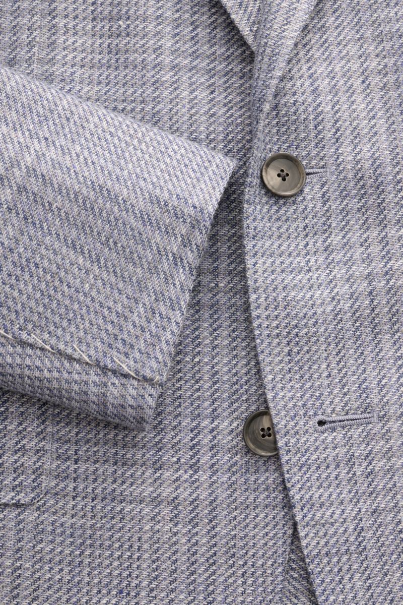 Caruso Sakko 'Aida' grau/rauchblau kariert aus Leinen-Woll-Mix, Slim Fit, taillierter Zwei-Knopf-Stil, fallendes Revers, Ärmelabschlüsse unfertig, Detailaufnahme von vorne oben.