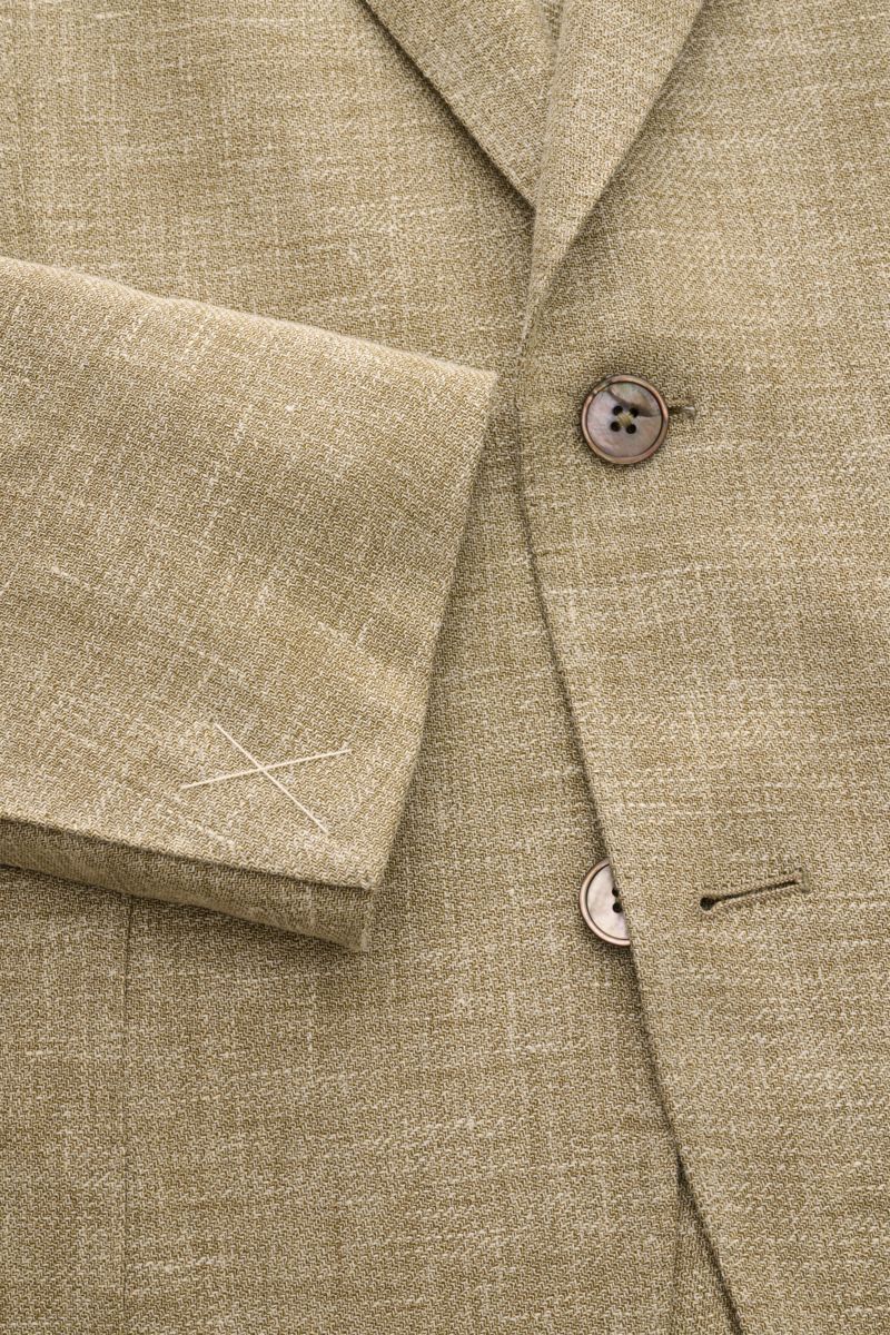 Nahaufnahme eines Zegna Sakko oliv meliert aus Leinen, Wolle, Seide mit melierter Struktur, Slim Fit, zwei Knöpfen und fallendem Revers, fotografiert von vorne.
