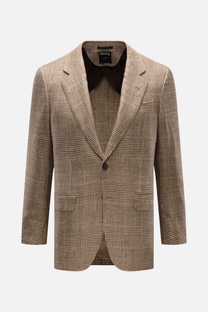 Zegna Sakko dunkelbraun/beige kariert, frontal fotografiert, Slim Fit mit Glencheck-Webmuster aus Seide, Leinen, Wolle, weicher Griff, zwei Knöpfe, fallendes Revers, Brust- und Hüfttaschen, halb gefüttert, drei Innentaschen.