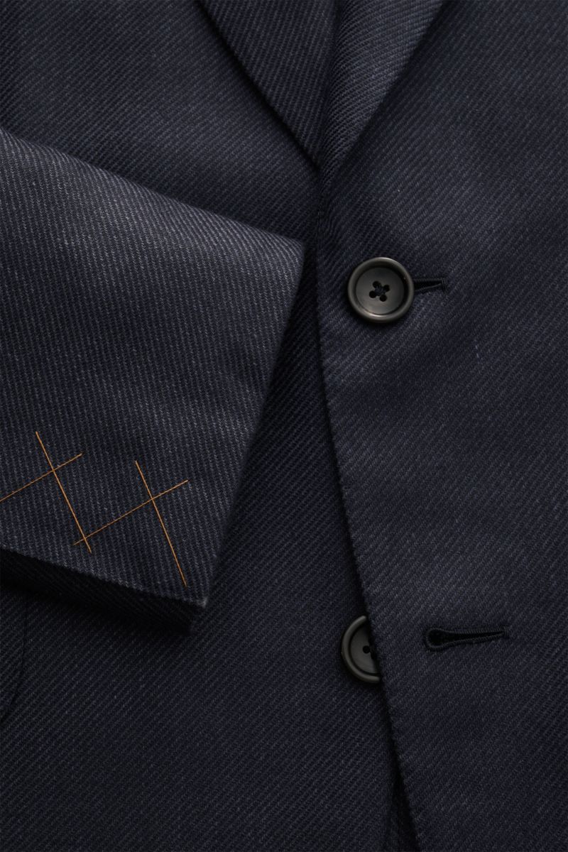 Zegna Sakko dark navy aus Cashmere, Seide und Leinen, Slim Fit, Zwei-Knopf-Stil, feines Webmuster, weicher Griff, Detailaufnahme von Ärmel und Knöpfen.