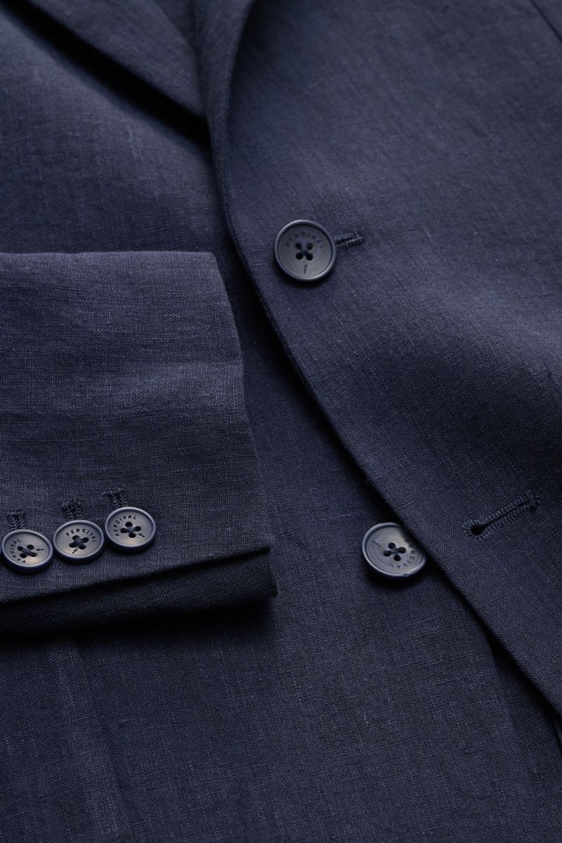 Percival Sakko 'Tailored Linen' navy aus Leinen-Baumwoll-Mix, Slim Fit, fallendes Revers, Knöpfe an Ärmelabschlüssen, Brust- und Hüfttaschen, halb gefüttert, Detailaufnahme von vorne schräg oben.