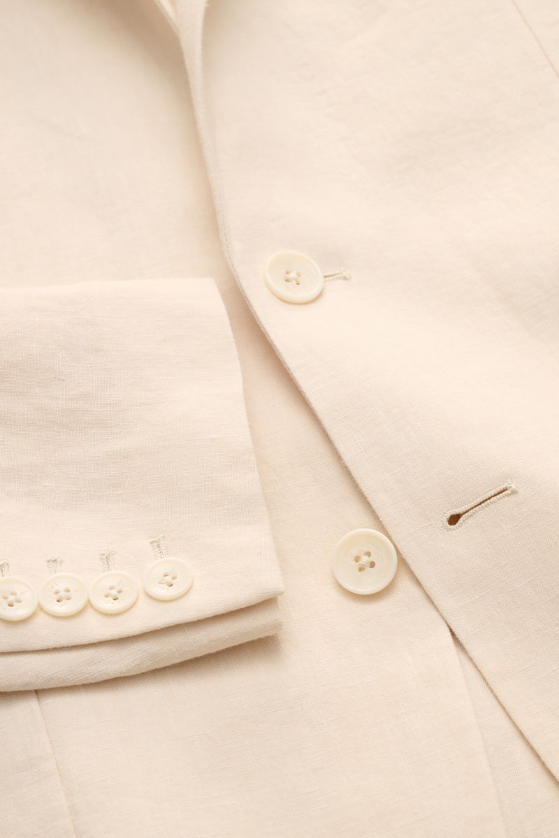 Close-up front and sleeve view of the Percival Smart-casual jacket 'Tailored Linen' cream, showing buttons and linen-cotton texture.

Combines texture and everyday suitability: This versatile smart-casual jacket by PERCIVAL combines maximum comfort wit