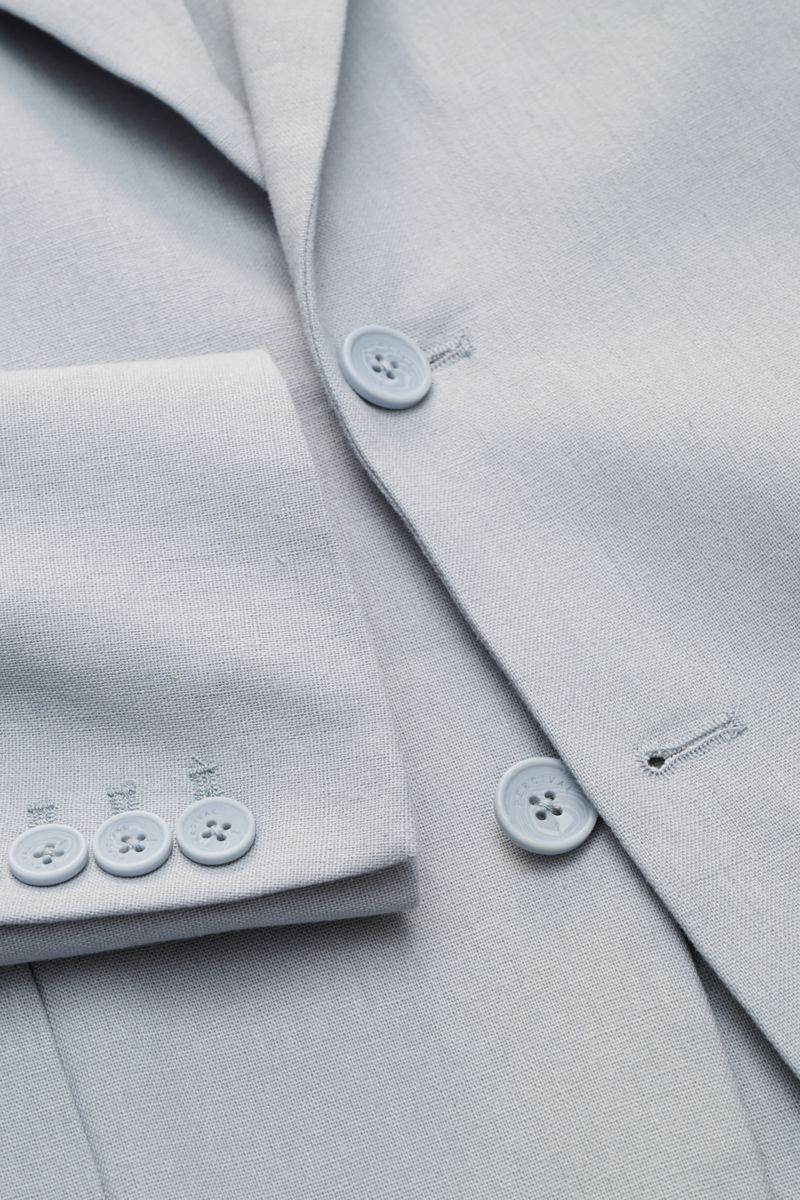 Close-up des Percival Sakkos 'Tailored Linen' rauchblau aus Leinen-Baumwoll-Mix, Slim Fit mit Knöpfen am Ärmel, fallendem Revers.