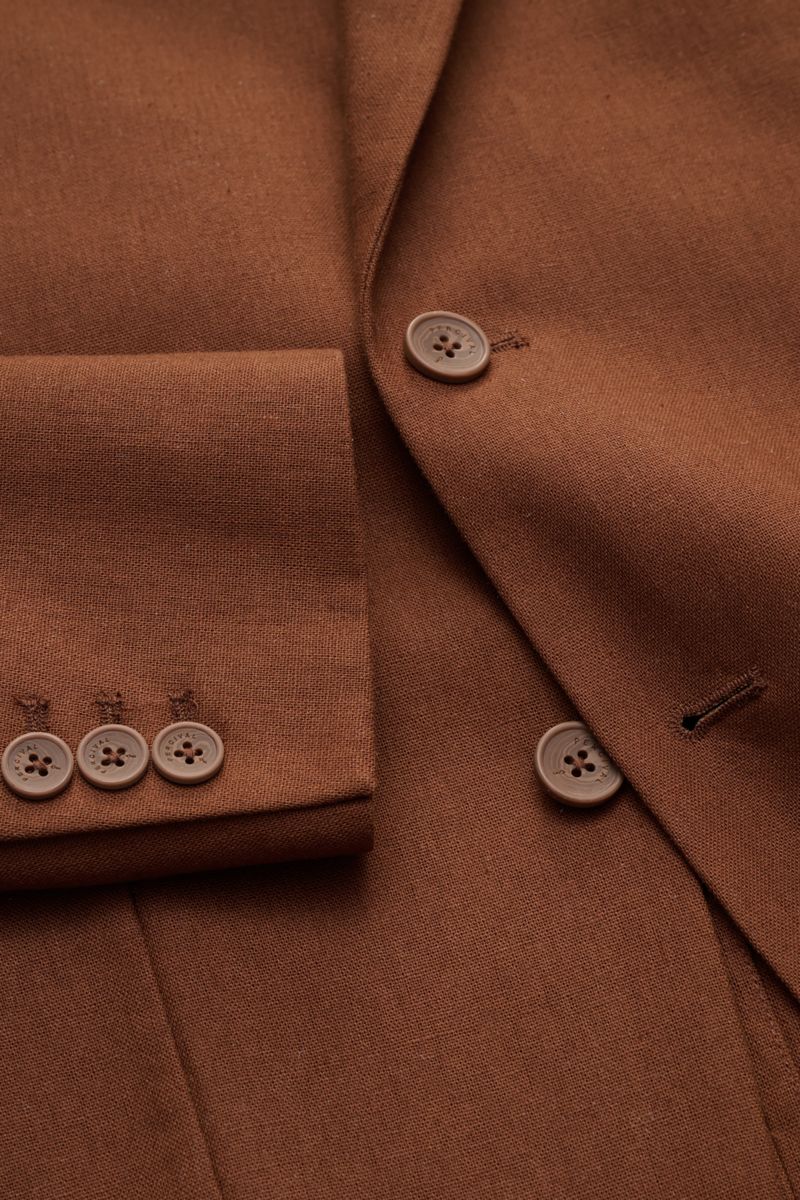 Nahaufnahme des braunen Percival Sakko 'Tailored Linen' aus Leinen-Baumwoll-Mix, mit Knöpfen an Ärmel und fallendem Revers.