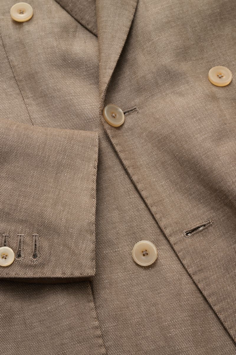 Close-up front view of the Santaniello Sakko graubraun meliert, a slim-fit, zweireihiges Sakko with three buttons, spitzrevers, and soft wool-linen blend fabric.

Klassisch elegant in die neue Saison: Dieses zweireihige Sakko von SANTANIELLO aus feiner