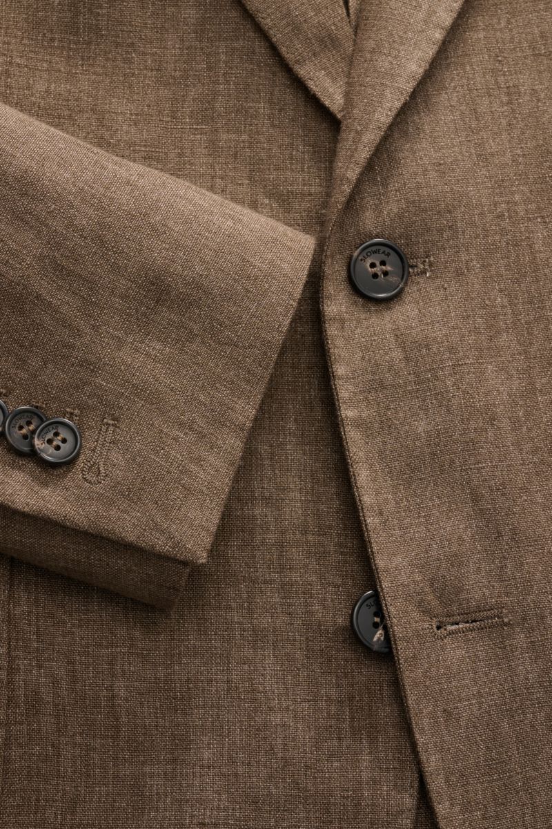 Close-up front view of the Incotex Linen jacket grey-brown mottled showcasing the two-button style, step lapel, and buttons.

Description: Summery charm from INCOTEX: With its lightweight fabric in pure linen, this smart-casual jacket in two-button sty