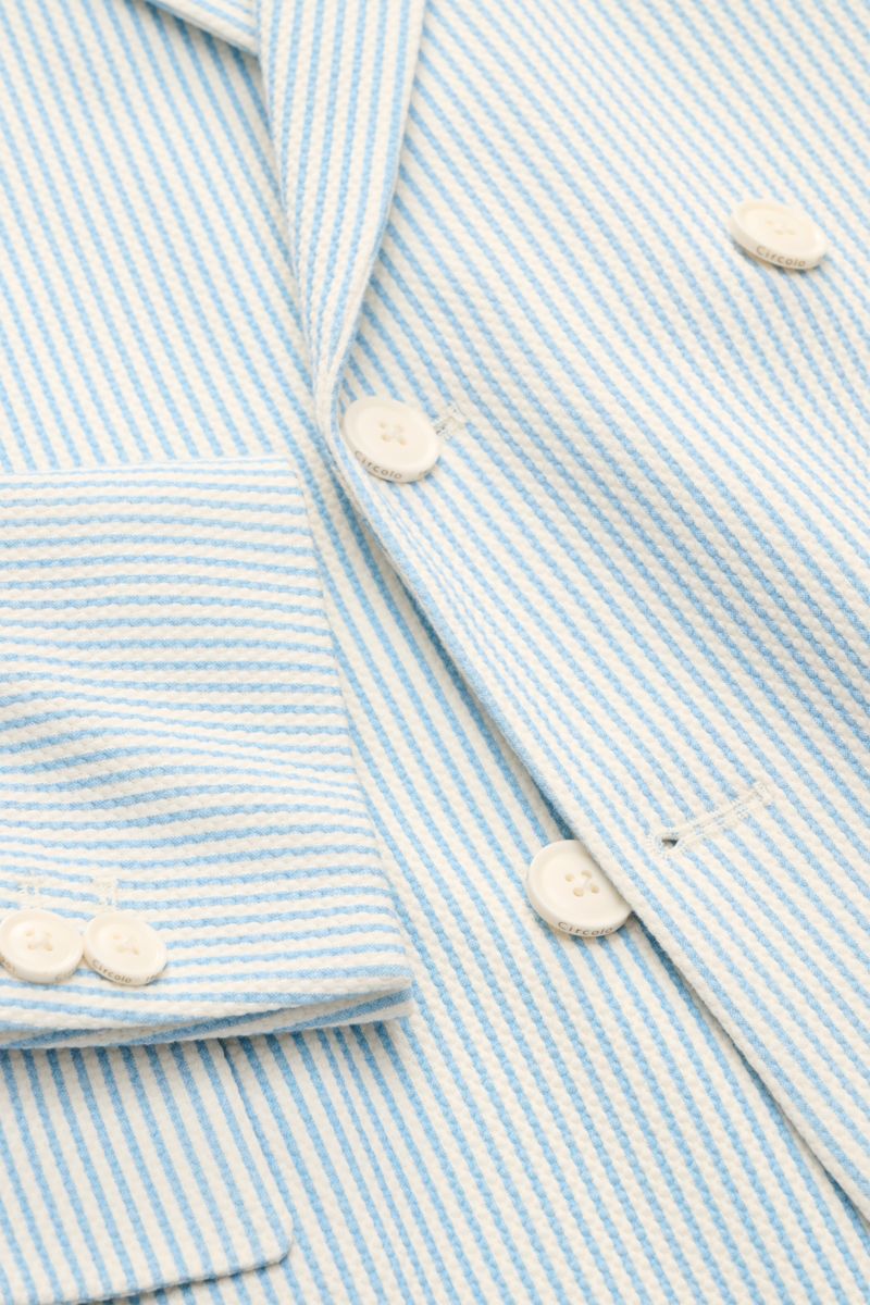 Circolo 1901 Jersey-Sakko weiß/hellblau gestreift, Slim Fit, tailliert, Jersey-Baumwolle, Zwei-Knopf-Stil, fallendes Revers, Brusttasche, Hüfttaschen, Knopfärmel, Unconstructed-Design, Nahaufnahme von vorne.