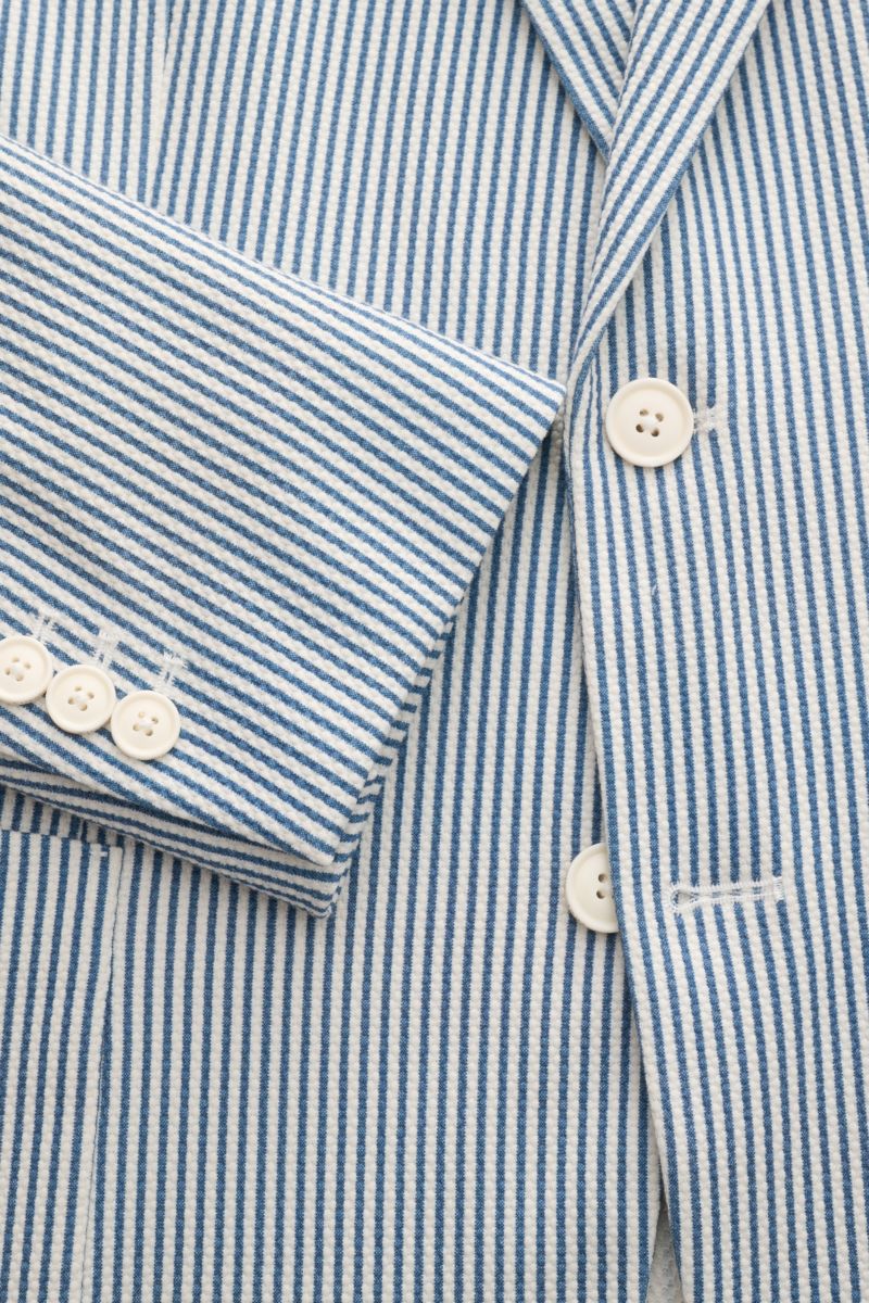 Circolo 1901 Jersey-Sakko weiß/blau gestreift, Slim Fit, leichtes Jersey, Seersucker-Optik, Zwei-Knopf-Stil, Brust- und Hüfttaschen, Knopfärmel, Innentasche, fotografiert aus Nahaufnahme schräg von vorne.