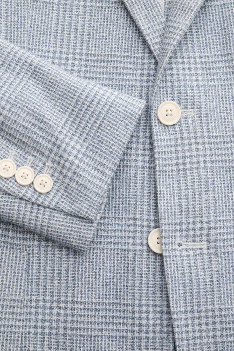Nahaufnahme des Circolo 1901 Jersey-Sakkos rauchblau/weiß kariert, Slim Fit, taillierter Zwei-Knopf-Stil, fallendes Revers, Ärmel mit vier Knöpfen, klassisches Karomuster, weicher Griff, Jersey aus elastischer Baumwolle, fotografiert von vorne schräg oben