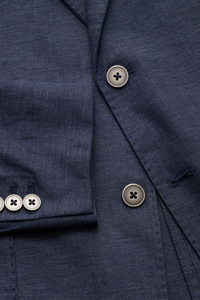 Nahaufnahme des Circolo 1901 Sakko navy meliert aus Baumwoll-Leinen-Mix mit Slim Fit, zwei Knöpfen, fallendem Revers, Brust- und Hüfttaschen.