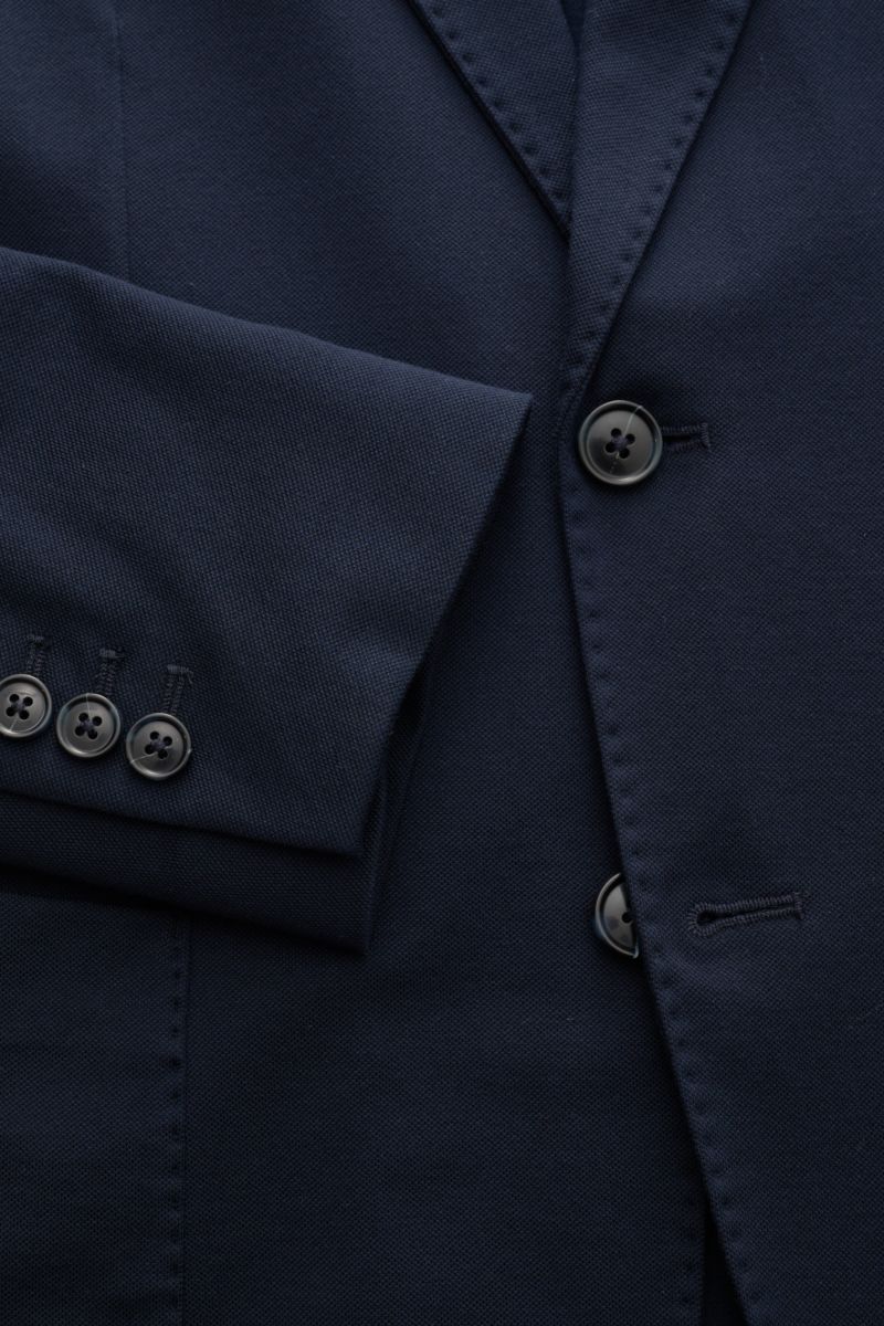 Circolo 1901 Piqué Sakko navy, schmal geschnitten, elastischer Baumwoll-Piqué, Slim Fit, Taillierter Zwei-Knopf-Stil, Ärmel mit Knöpfen, Detailaufnahme von vorne.