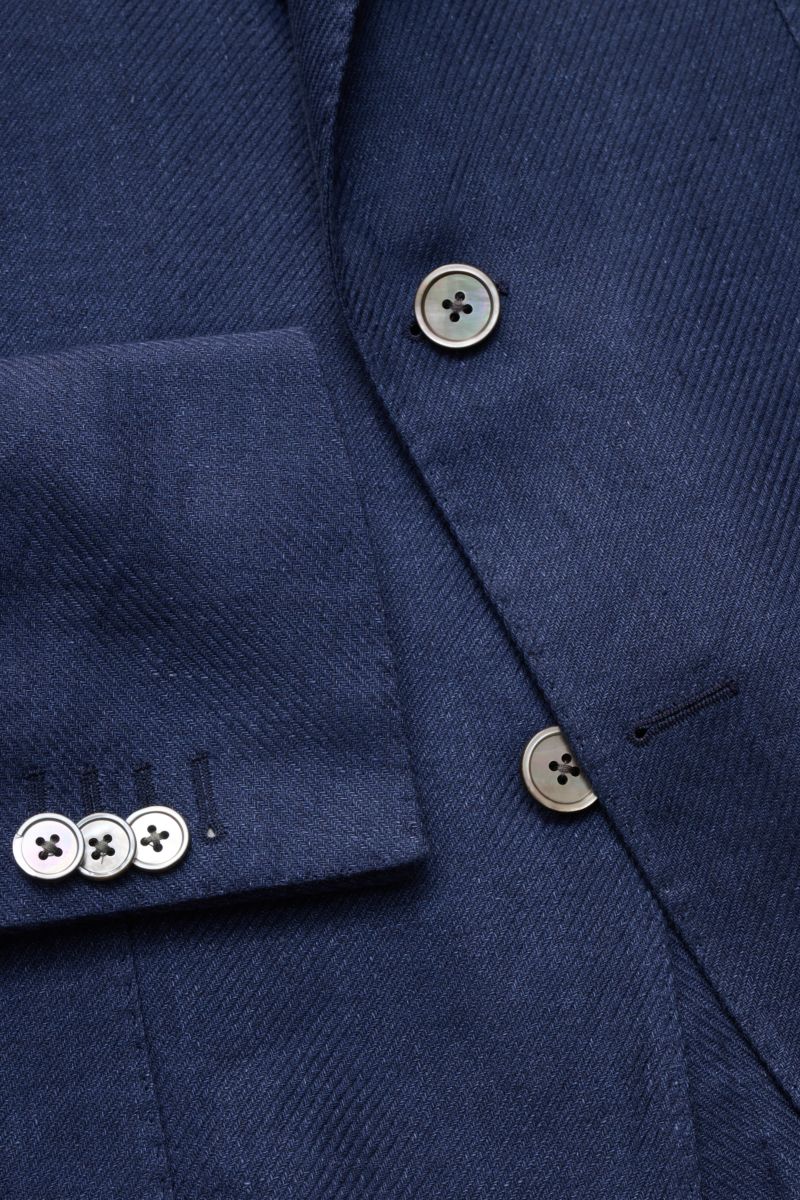 Alt tag (125 characters max): Close-up front view of Windsor Smart-casual jacket 'Giorno' navy mottled with buttons on pure linen fabric.

Description:
British elegance with summery lightness: The 'Giorno' unconstructed smart-casual jacket by WINDSOR, 