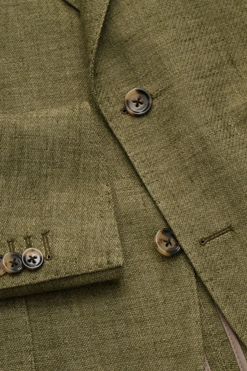 Close-up front view of Windsor Smart-casual jacket 'Giorno' olive melange showing textured cotton-linen fabric and buttons.

Stylish and uncomplicated: With the lightweight, unconstructed 'Giorno' smart-casual jacket by 