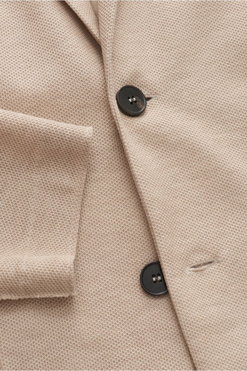 Harris Wharf London Blazer beige mit feiner Waffelstruktur aus Loro Piana Baumwolle, Slim Fit, Zwei-Knopf, Nahaufnahme von vorne.