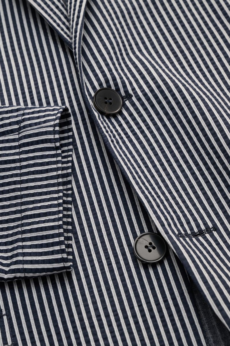 Harris Wharf London Seersucker-Blazer dark navy/hellgrau gestreift, Nahaufnahme von Knöpfen, fallendem Revers, Brust- und Hüfttaschen, Baumwoll-Mix im Slim Fit, ungefüttert.