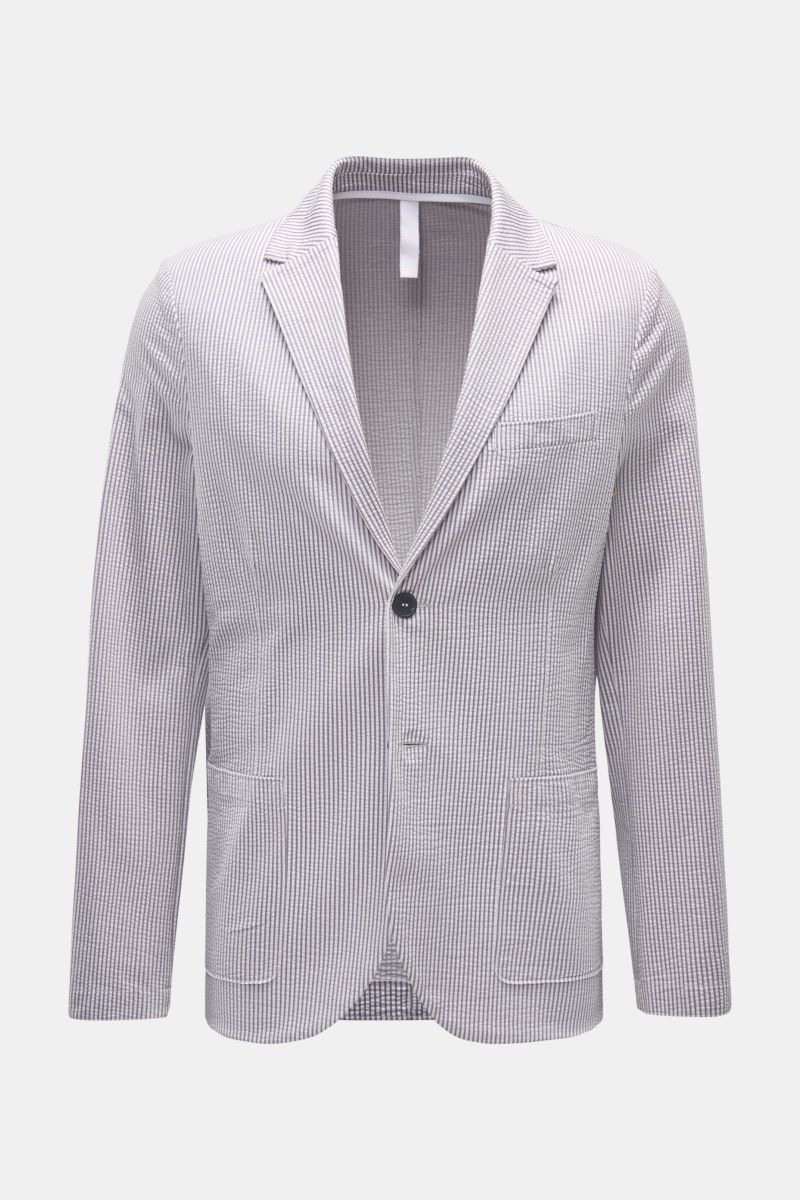 Harris Wharf London Seersucker-Blazer grau/weiß gestreift, sportiver Slim Fit, Unconstructed-Design, zwei Knöpfe, fallendes Revers, Brust- und Hüfttaschen, ungefüttert, frontale Ansicht.