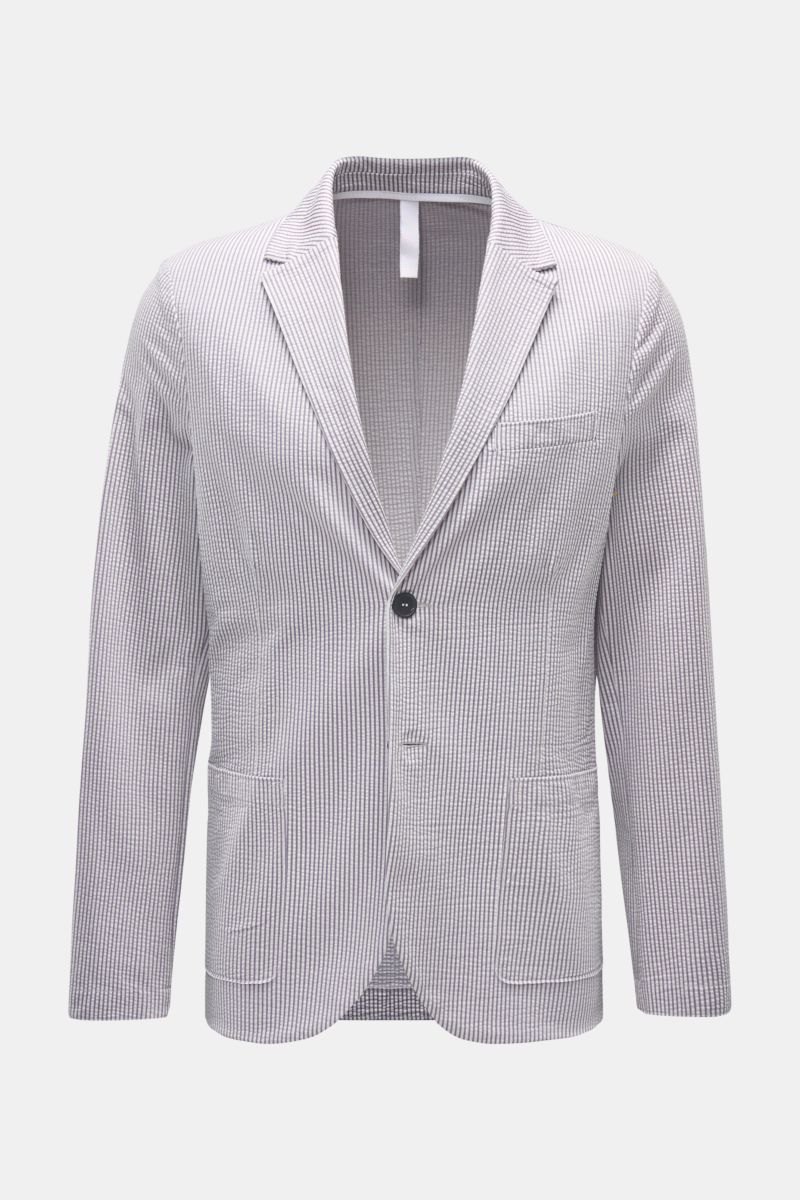 Front view of Harris Wharf London Seersucker blazer grey/white striped, slim fit with two-button style and patch pockets.

Style and unbeatable comfort: This sporty blazer in an unconstructed design by HARRIS WHARF LONDON is made of a cotton blend in a