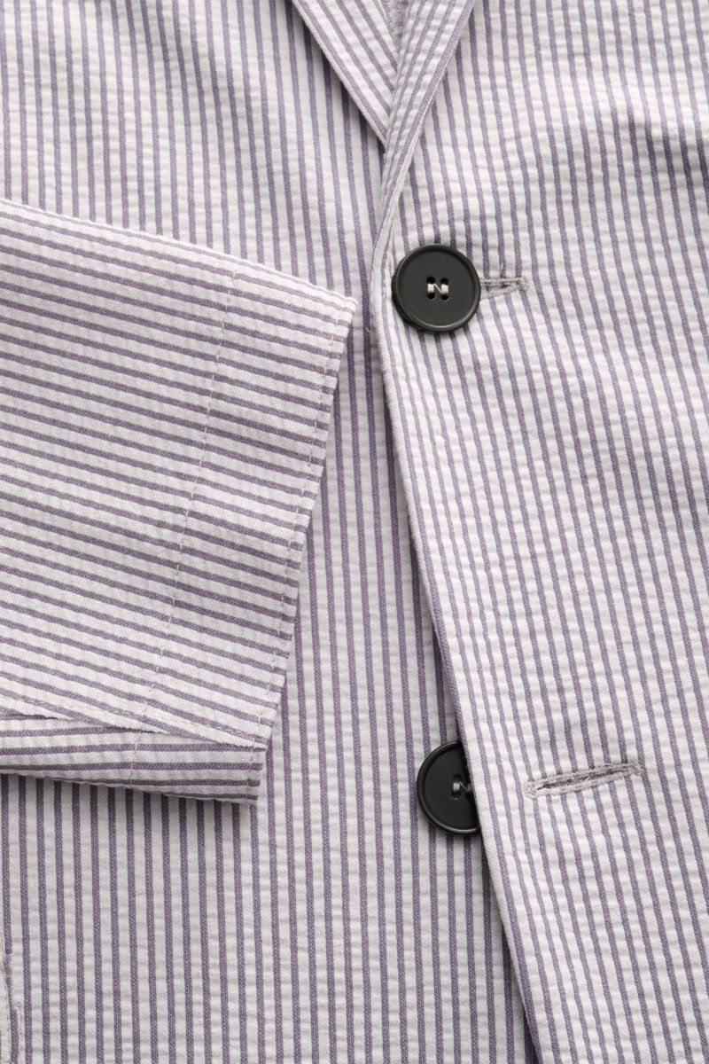 Nahaufnahme von Harris Wharf London Seersucker-Blazer grau/weiß gestreift, Slim Fit, Unconstructed-Design, Zwei-Knopf-Stil, fallendes Revers.