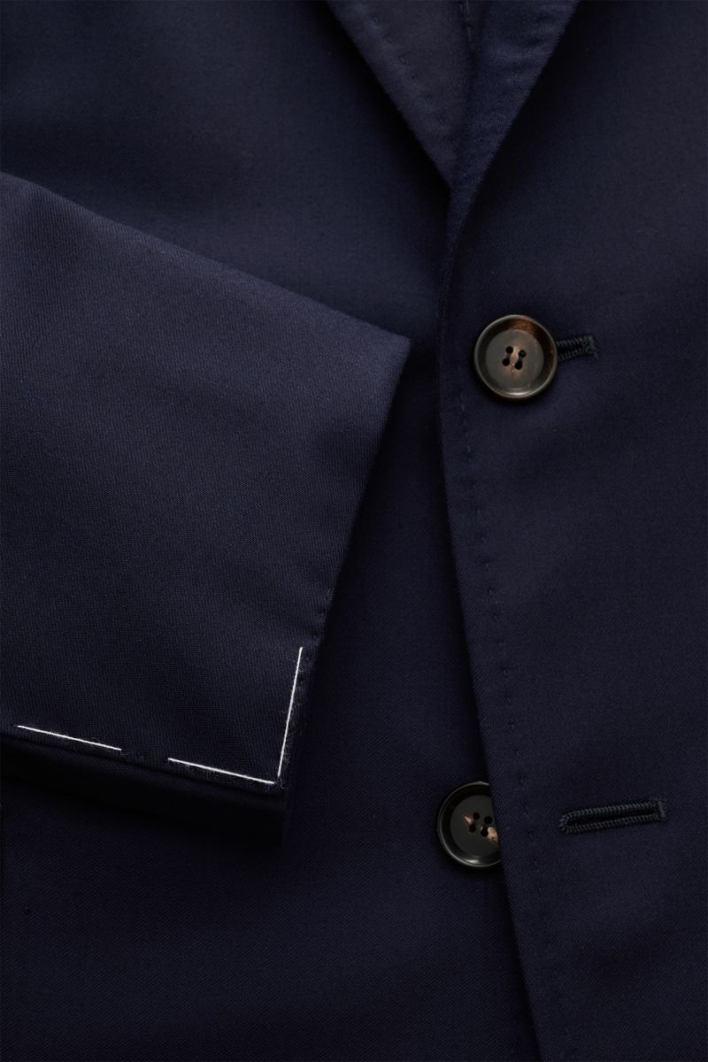 Nahaufnahme des Stile Latino Sakkos 'Vincenzo' dark navy aus leichter Wolle, Slim Fit, tailliert, Drei-Knopf-Stil, fallendes Revers, fotografiert von vorne.