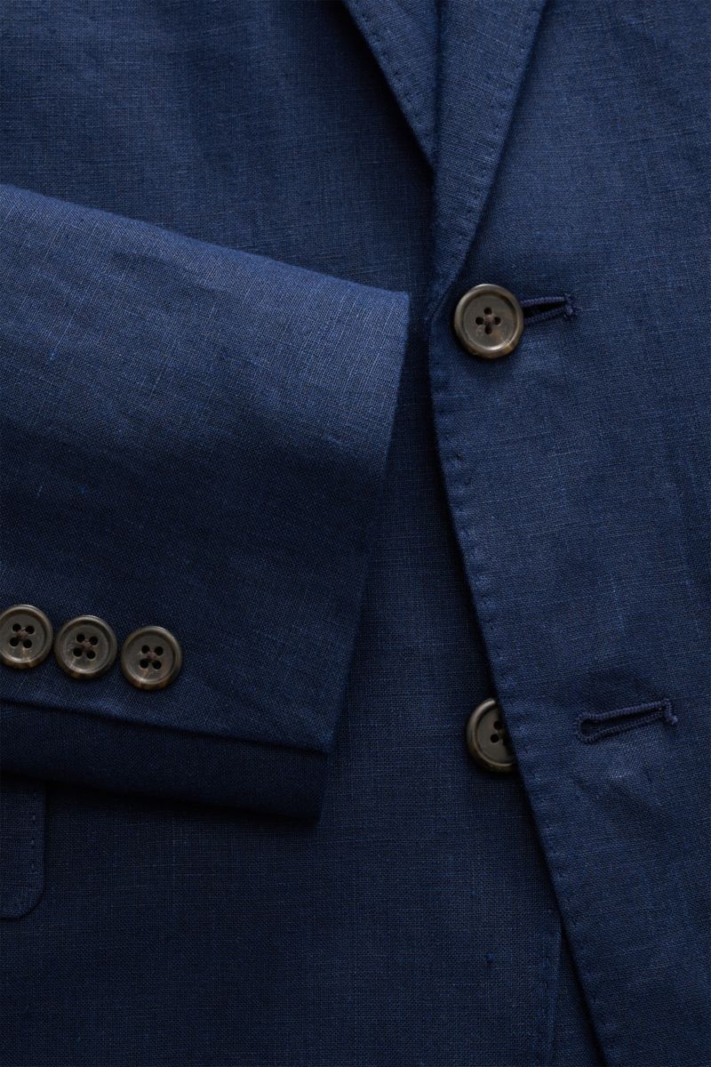 Nahaufnahme aus seitlicher Perspektive des Polo Ralph Lauren Leinensakko navy aus reinem Leinen mit Slim Fit, fallendem Revers, zwei Knöpfen und Ärmelknöpfen.