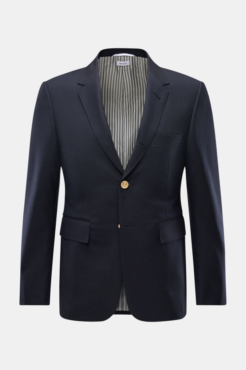 Frontale Nahaufnahme des Thom Browne Sakko navy, maritim monochrom mit tailliertem Drei-Knopf-Stil aus reiner Wolle, goldenen Kissing Buttons und gestreiftem Innenfutter.