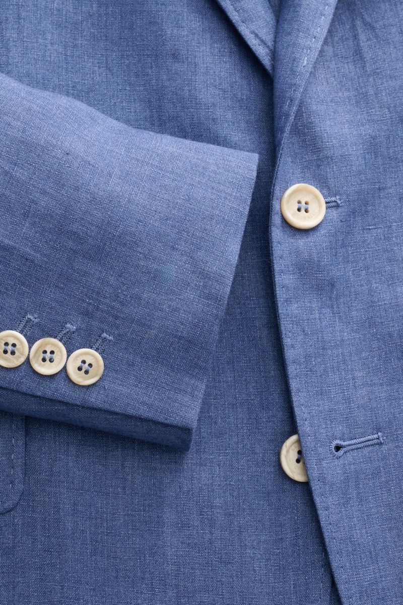 Close-up view of the sleeve and front buttons of the Brunello Cucinelli Leinensakko graublau meliert, a slim-fit, three-button linen blazer with a soft feel and denim look, photographed from the front to highlight details like buttoned cuffs and fine fabr