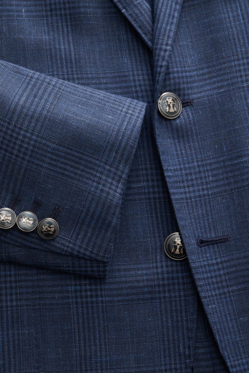 Close-up view of Brunello Cucinelli Sakko navy/graublau kariert showing Prince-of-Wales check wool blend fabric, slim fit, tailored three-button style with crest buttons on sleeve cuffs.