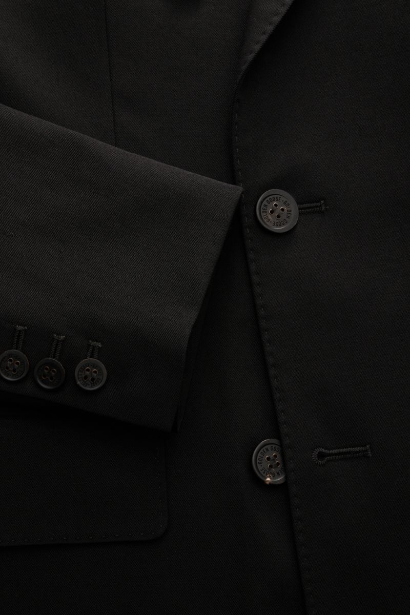 Golden Goose Sakko 'Dave' schwarz, Nahaufnahme von Ärmel und Knöpfen, edle Wollgabardine, Slim Fit, zweireihiger Drei-Knopf-Stil, Spitzrevers, hochwertige Details.