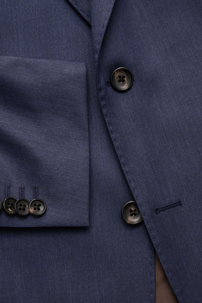 Windsor Smart-casual jacket 'Sera' grey-blue shown from a close-up front perspective, highlighting fine wool fabric, step lapel, two-button style, classic breast pocket, hip pockets with flap, kissing buttons, and smooth texture. 

Get an assured look 