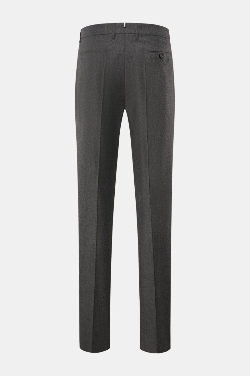 Rear view of Berwich Wollhose 'Retro Long' dunkelgrau meliert wool trousers, slim fit with single pleat, buttoned back pockets, and belt loops.

Description: Die Hose 'Retro Long' aus feiner Wolle mit Anteil von Cashmere vereint stilvollen Slim Fit mit