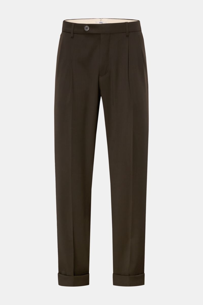 Front view of GTA Wollhose 'Luca' dunkelbraun, cropped tapered fit wool trousers with soft twill texture, waistband comfort band, button and zipper closure, pleats, French pockets, and cuffed hem. 

Wenn raffinierte Schneiderkunst auf unsichtbaren Komf