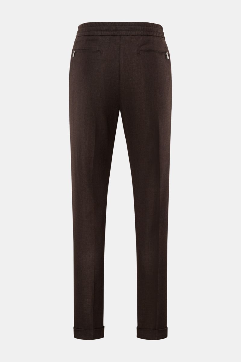 Marco Pescarolo Jogpants 'Caracciolo' dunkelbraun, hinten fotografiert, schmal zulaufend mit elastischem Bund, Reißverschluss, Bundknopf, Zipper-Taschen.