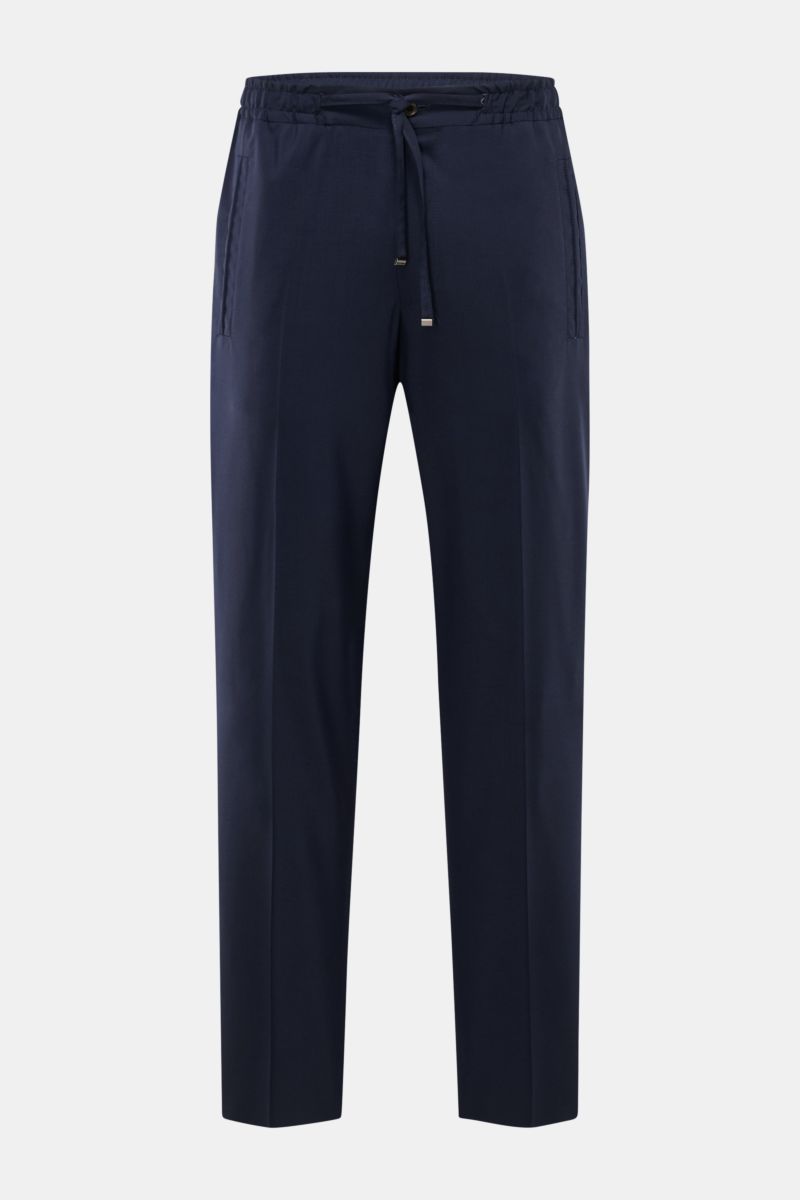 Corneliani Jogpants navy front view, slim fit joggers in navy blue with elastic waistband, drawstring, zip, button, and welt pockets, wool-silk blend.

Smart Casual mit Luxusfaktor: Die Jogpants von CORNELIANI überzeugt mit edler Schurwoll-Seidenmischu