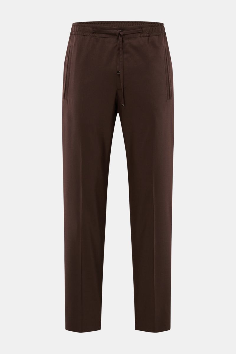 Front view of Corneliani Jogpants dunkelbraun in slim fit, dark brown wool-silk blend with elastic waistband, drawstring, and zip fly.

Description: Smart Casual mit Luxusfaktor: Die Jogpants von CORNELIANI überzeugt mit edler Schurwoll-Seidenmischung 
