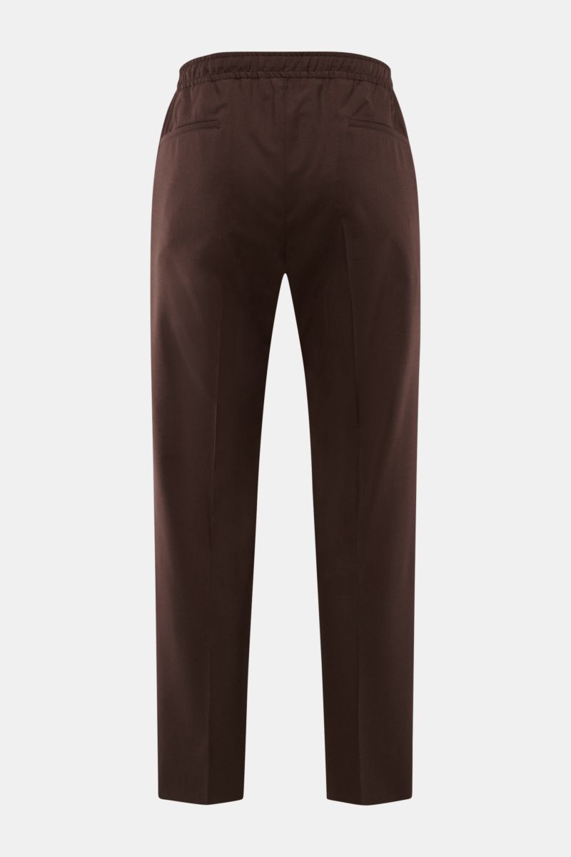 Corneliani Jogpants dunkelbraun shown from the back, slim fit wool-silk blend with elastic waistband, zipper, and welt pockets. Smart casual luxury with smooth feel, slightly tapered legs, French piped pockets, and open length.