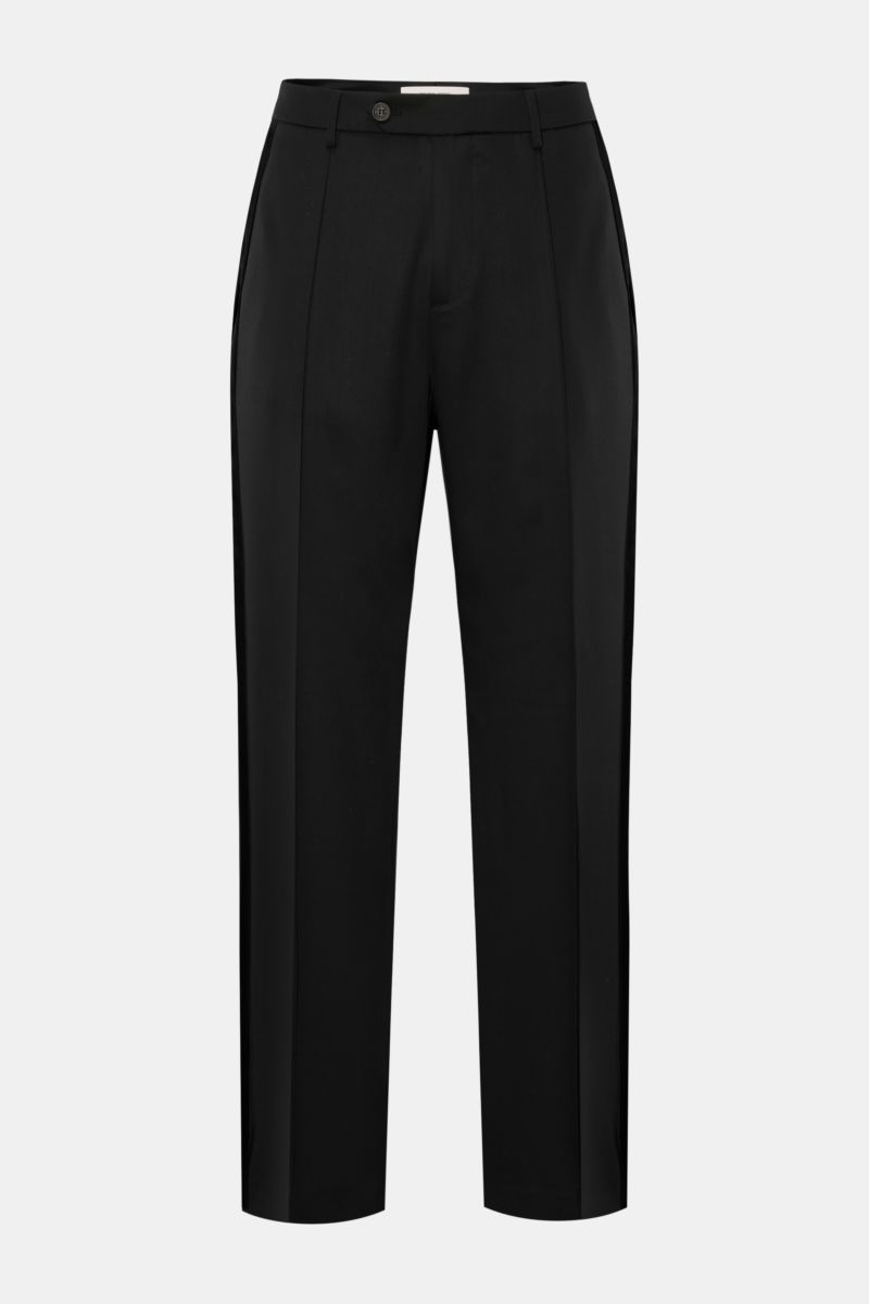 Golden Goose Wollhose 'Pablo' schwarz, frontal fotografiert, Slim Fit, aus reiner Schurwolle mit Galonstreifen, Bügelfalte, Taschen und Nieten-Detail.