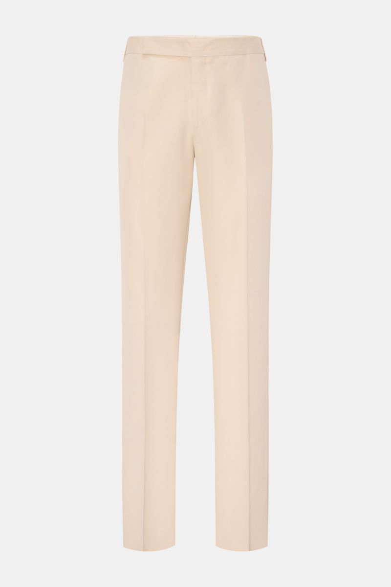 Front view of Lardini Hose sand, elegant lightweight viscose-silk blend trousers with visible fabric texture, regular fit, straight cut, zipper, hook closure, French pockets, small watch pocket, and buttoned welt back pockets, open length. Edler Zwirn vom