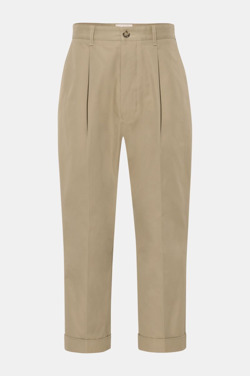 Ami Paris Chino 'Carrot Oversized' sand, Frontansicht, kurze Chino aus reiner Baumwolle mit hohem Bund, fixiertem Saumaufschlag, Tapered Fit und geknöpften Gesäßtaschen.