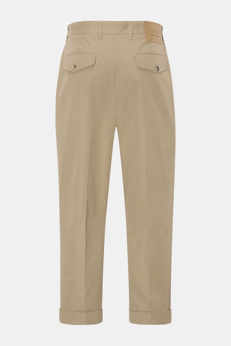Ami Paris Chino 'Carrot Oversized' sand, Rückansicht, knöchellang, gerader Schnitt, fixierter Saumaufschlag, geknöpfte Gesäßtaschen, reine Baumwolle, Tapered Fit.
