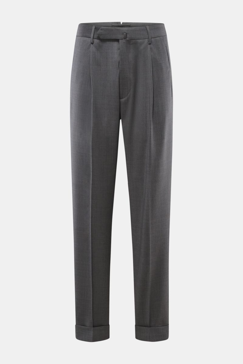 Front view of Santaniello Wollhose 'Arsenio' grau, a grey pure wool office pant with smooth texture, carrot fit, regular thigh width, ankle length, tapering legs, zipper and button closure, single pleat, welt pockets front and back, and fixed cuff hem, de