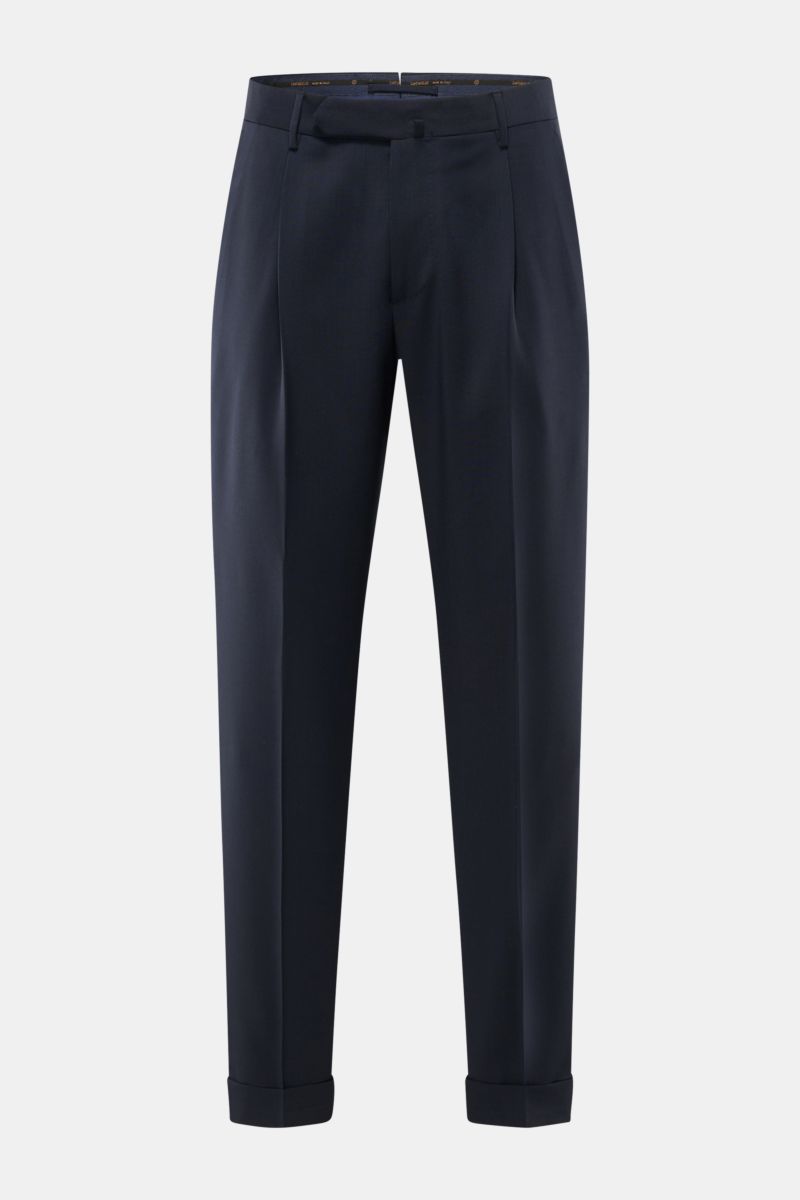 Santaniello Wollhose 'Camerota' navy shown from the front, made of pure wool in a soft, regular fit with zipper, buttons, single pleat, French pockets, buttoned back pockets, and fixed cuff.

Lässigkeit trifft Stil: Die Bundfaltenhose 'Camerota' von SA