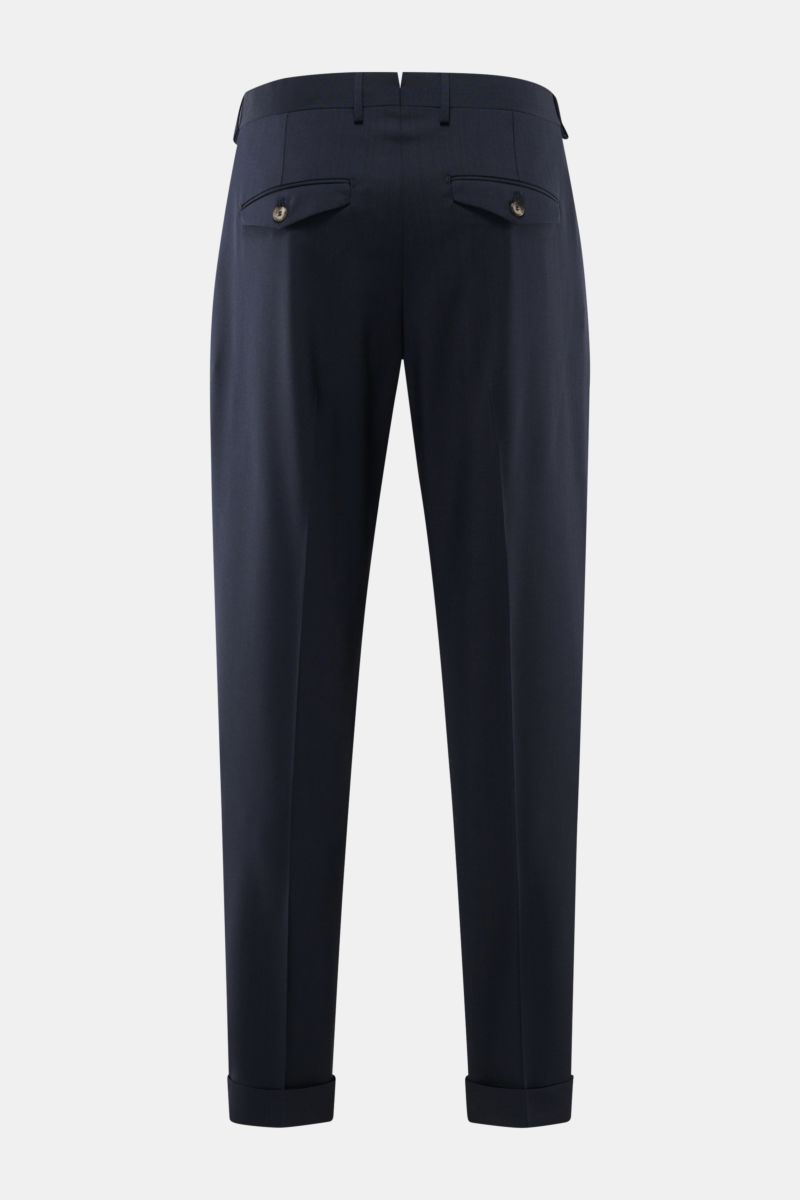 Rear view of Santaniello Wollhose 'Camerota' navy, classic wool trousers in regular fit with buttoned back pockets and cuffed hems.

Lässigkeit trifft Stil: Die Bundfaltenhose 'Camerota' von SANTANIELLO überzeugt mit edlem Wollgewebe in komfortablem Re