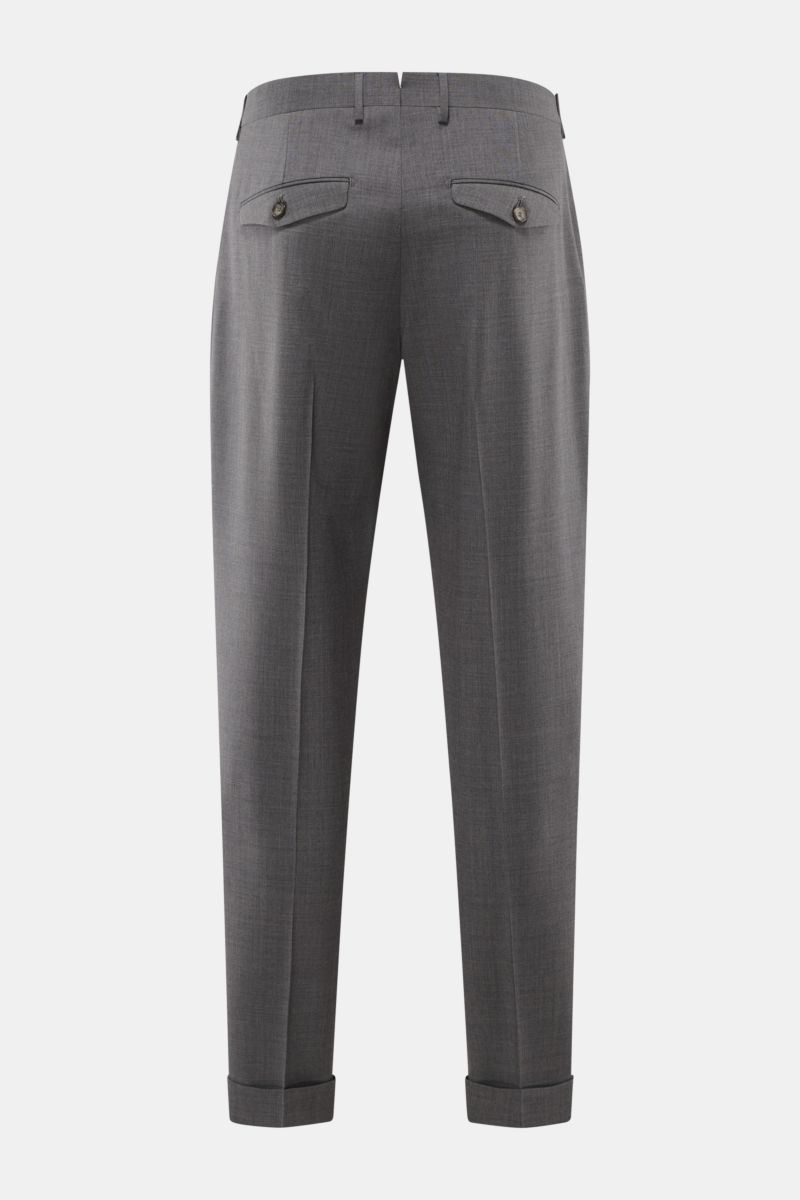 Santaniello Wollhose 'Camerota' grau meliert shown from the back in a comfortable regular fit with buttoned back pockets.

Lässigkeit trifft Stil: Die Bundfaltenhose 'Camerota' von SANTANIELLO überzeugt mit edlem Wollgewebe in komfortablem Regular Fit 