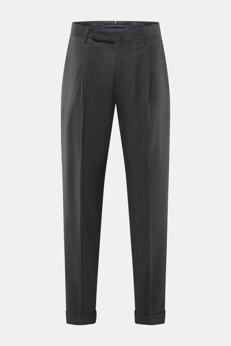 Santaniello Wollhose 'Camerota' dunkelgrau meliert shown from front, made of pure soft wool, Regular Fit with zip, buttons, pleats, French pockets, buttoned back pockets, fixed cuffs. Lässigkeit trifft Stil: Die Bundfaltenhose 'Camerota' von SANTANIELL