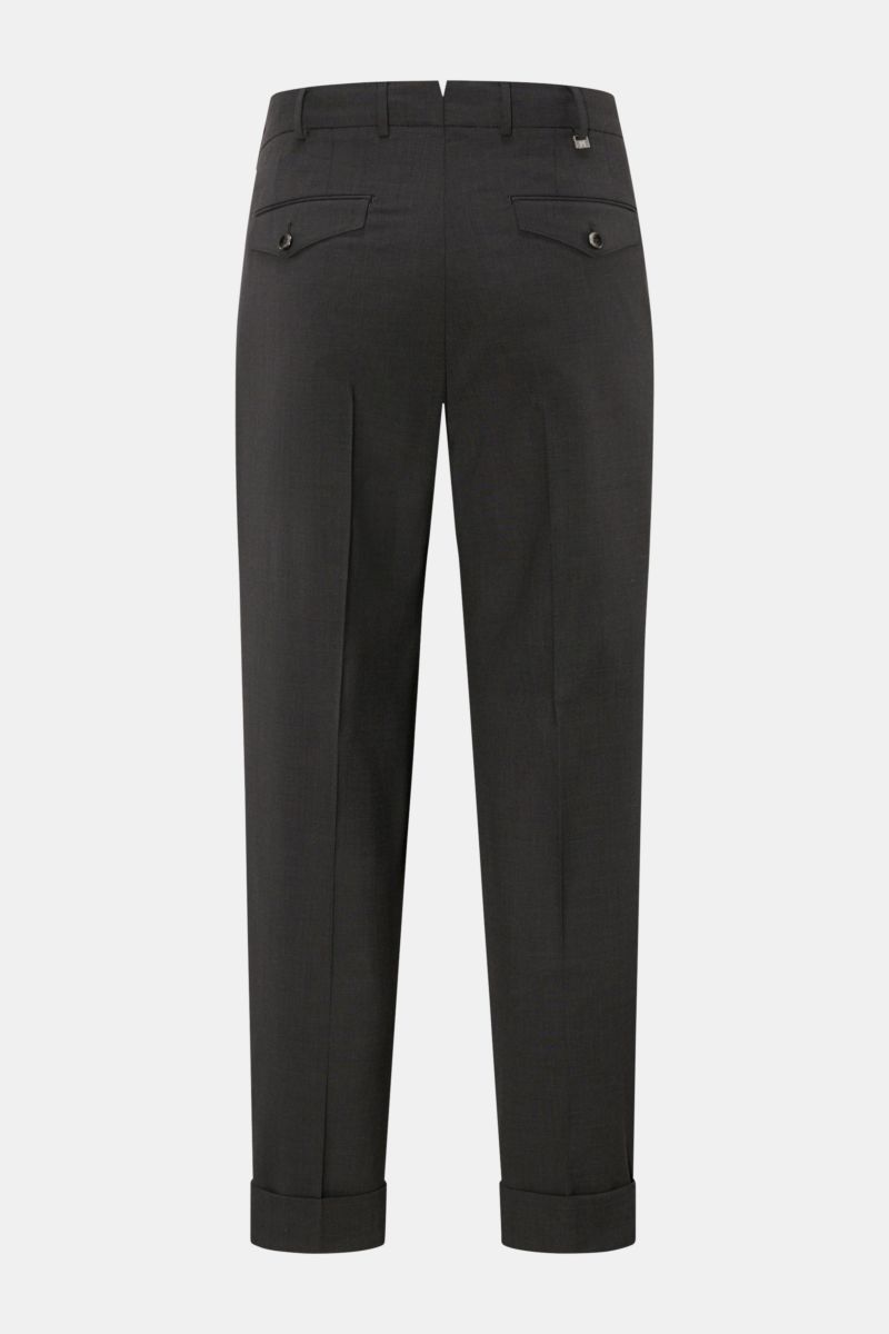 Rückansicht der PT Torino Wollhose 'Carrot Fit' anthrazit meliert mit Bundfalten, verlängertem Knopfriegel, Uhrentasche, französischen Taschen, Gesäßtaschen mit Patte, fixiertem Saumaufschlag aus elastischer Schurwolle.